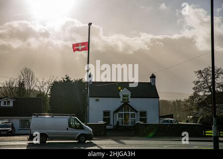 Drumahoe County Derry, Großbritannien. 29th Januar 2022. Fallschirmjäger-Flaggen fliegen in Drumahoe, einer Stadt, die 3,2 Meilen von Derry/Londonderry entfernt liegt. Es wurde als unsensibel mit dem 50th Jahrestag der blutigen Sonntag morgen (30th. Januar 2022) Quelle: Bonzo/Alamy Live News Stockfoto