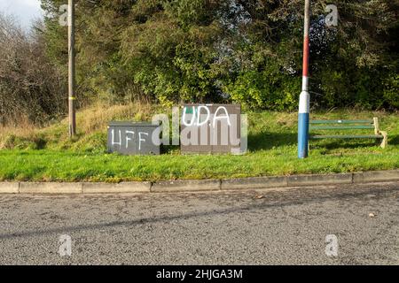 Drumahoe County Derry, Großbritannien. 29th Januar 2022. Fallschirmjäger-Flaggen fliegen in Drumahoe, einer Stadt, die 3,2 Meilen von Derry/Londonderry entfernt liegt. Es wurde als unsensibel mit dem 50th Jahrestag der blutigen Sonntag morgen (30th. Januar 2022) Quelle: Bonzo/Alamy Live News Stockfoto