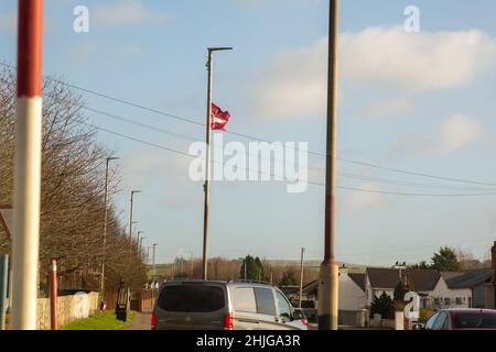 Drumahoe County Derry, Großbritannien. 29th Januar 2022. Fallschirmjäger-Flaggen fliegen in Drumahoe, einer Stadt, die 3,2 Meilen von Derry/Londonderry entfernt liegt. Es wurde als unsensibel mit dem 50th Jahrestag der blutigen Sonntag morgen (30th. Januar 2022) Quelle: Bonzo/Alamy Live News Stockfoto