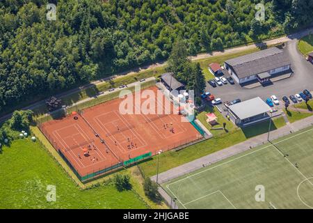 Luftaufnahme, Tennisplätze mit Jugendtraining, Rönkhausen, Finnentrop, Sauerland, Nordrhein-Westfalen, Deutschland, DE, Europa, Luftaufnahmen, ae Stockfoto