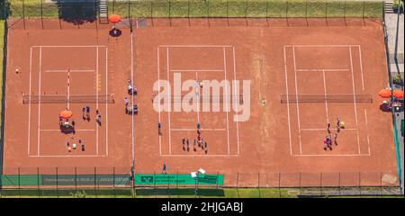 Luftaufnahme, Tennisplätze mit Jugendtraining, Rönkhausen, Finnentrop, Sauerland, Nordrhein-Westfalen, Deutschland, DE, Europa, Luftaufnahmen, ae Stockfoto