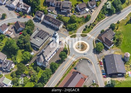 Luftaufnahme, St. Antonius-Kirche am Kreisverkehr Kilianstraße in Rönkhausen, Finnentrop, Sauerland, Nordrhein-Westfalen, Deutschland, Ort des Worsh Stockfoto