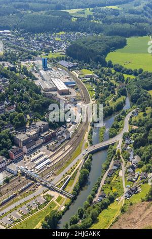 Luftaufnahme, Bahnhof Finnentrop mit Fußgängerbrücke, Finnentrop, Sauerland, Nordrhein-Westfalen, Deutschland, Bahngleise, Bahnhofsanlage Stockfoto