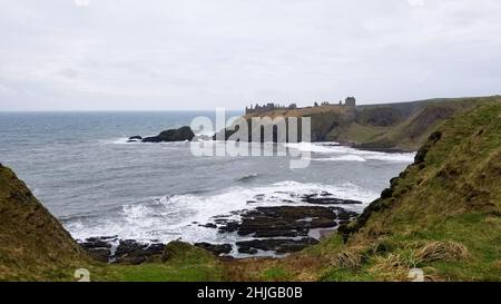 Ein Foto der regnerischen und bewölkten Landschaft in der Nähe von Stonehaven, Schottland. Stockfoto