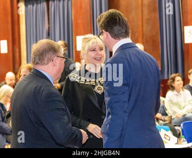 Brentwood, Großbritannien. 29th Januar 2022. Brentwood Essex 29th Jan 2022 Holocaust Trust Memorial Meeting an der Brentwood County High School, im Bild Stadträtin Frau Olivia Sanders, Bürgermeisterin von Brentwood, Center Credit: Ian Davidson/Alamy Live News Stockfoto