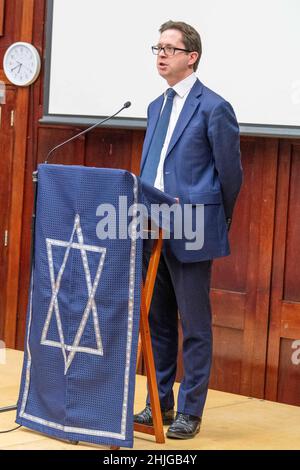 Brentwood, Großbritannien. 29th Januar 2022. Brentwood Essex 29th Jan 2022 Holocaust Trust Memorial Meeting at Brentwood County High School, Alex Burghart MP, Credit: Ian Davidson/Alamy Live News Stockfoto