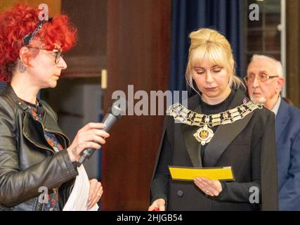 Brentwood, Großbritannien. 29th Januar 2022. Brentwood Essex 29th Jan 2022 Holocaust Trust Memorial Meeting an der Brentwood County High School, Stadträtin Olivia Sanders, Bürgermeisterin von Brentwood zündet eine Kerze an, Credit: Ian Davidson/Alamy Live News Stockfoto