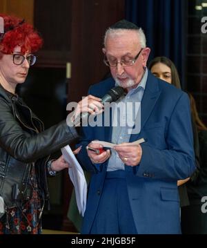 Brentwood, Großbritannien. 29th Januar 2022. Brentwood Essex 29th Jan 2022 Holocaust Trust Memorial Meeting at Brentwood County High School, Credit: Ian Davidson/Alamy Live News Stockfoto