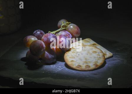 Malen mit Lichtstudie über Stillleben mit einer kleinen Stiftlampe in einer dunklen Studioumgebung Stockfoto