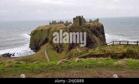 Ein Foto der regnerischen und bewölkten Landschaft in der Nähe von Stonehaven, Schottland. Stockfoto