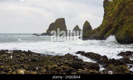 Ein Foto der regnerischen und bewölkten Landschaft in der Nähe von Stonehaven, Schottland. Stockfoto