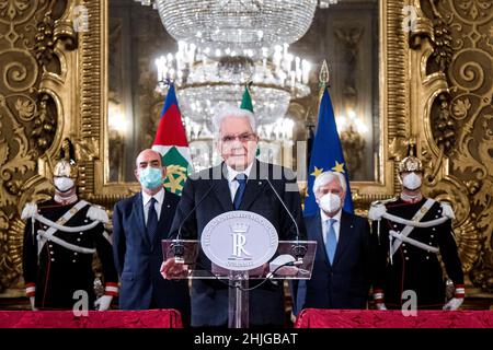 (220129) -- ROM, 29. Januar 2022 (Xinhua) -- das am 29. Januar 2021 aufgenommene Aktenfoto zeigt Sergio Mattarella (Front), der vor den Medien im Quirinale-Präsidentenpalast in Rom, Italien, spricht. Der italienische Präsident Sergio Mattarella wurde am 29. Januar 2022 vom parlament in einer gemeinsamen Sitzung in der achten Runde der Abstimmung zu einer zweiten Amtszeit gewählt. (Pool über Xinhua) Stockfoto