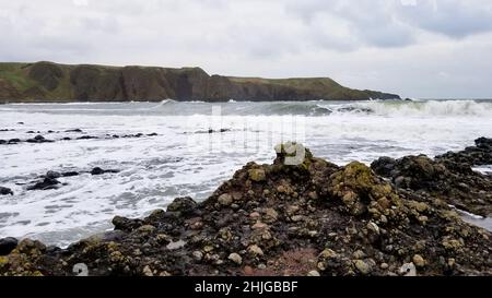 Ein Foto der regnerischen und bewölkten Landschaft in der Nähe von Stonehaven, Schottland. Stockfoto