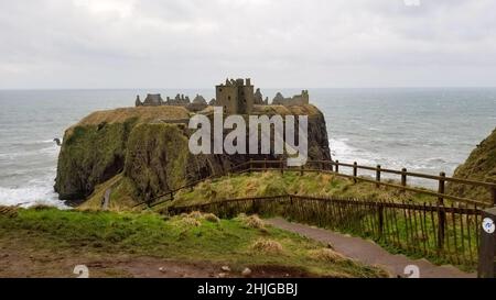 Ein Foto der regnerischen und bewölkten Landschaft in der Nähe von Stonehaven, Schottland. Stockfoto