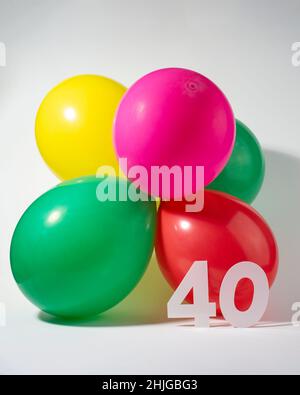 Nummer 40 und bunte runde Ballons. Geburtstag, Jubiläum, Jubiläumskonzept. Stockfoto