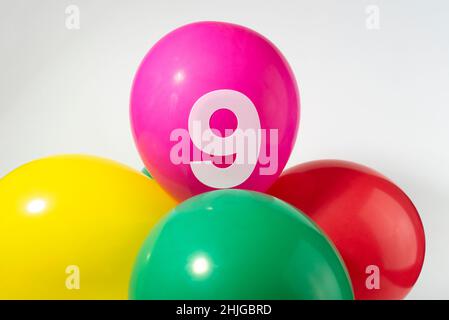 Nummer 9 und bunte runde Ballons. Geburtstag, Jubiläum, Jubiläumskonzept. Stockfoto