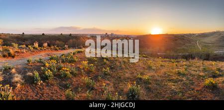 Panoramablick auf den Sonnenuntergang über der Innenstadt von Boise von den Boise Foothills im Military Reserve-Gebiet. Stockfoto