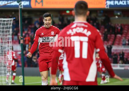 MIDDLESBROUGH, GROSSBRITANNIEN. JAN 29th Middlesbroughs Martín Payero lächelt Middlesbroughs Andraž Šporar nach seinem Tor während des Sky Bet Championship-Spiels zwischen Middlesbrough und Coventry City im Riverside Stadium, Middlesbrough am Samstag, den 29th. Januar 2022. (Kredit: Michael Driver | MI News ) Kredit: MI Nachrichten & Sport /Alamy Live News Stockfoto