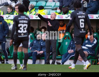 Edinburgh, Großbritannien. 29th Januar 2022. Cinch Premiership - Hibernian / Livingston 29/1/2022. Hibernian ist Gastgeber von Livingston in der Cinch Premiership im Easter Road Stadium, Edinburgh, Midlothian, Großbritannien. Bild zeigt: Livingston Manager, David Martindale, ruft seinen Spielern Anweisungen aus dem Dugout. Quelle: Ian Jacobs/Alamy Live News Stockfoto