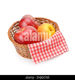 Rote und gelbe Äpfel in einem Korbkorb isoliert auf weißem Hintergrund. Stockfoto