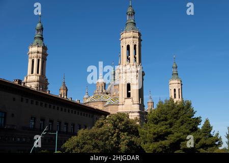 Die Kathedrale-Basilika unserer Lieben Frau von der Säule Blick vom Fluss Ebro, einer der großen Städte Europas, Spanien Stockfoto