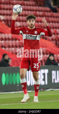 MIDDLESBROUGH, GROSSBRITANNIEN. JAN 29th Matt Crooks von Middlesbrough bereitet sich darauf vor, während des Sky Bet Championship-Spiels zwischen Middlesbrough und Coventry City am Samstag, dem 29th. Januar 2022, im Riverside Stadium in Middlesbrough einen Wurf zu machen. (Kredit: Michael Driver | MI News ) Kredit: MI Nachrichten & Sport /Alamy Live News Stockfoto