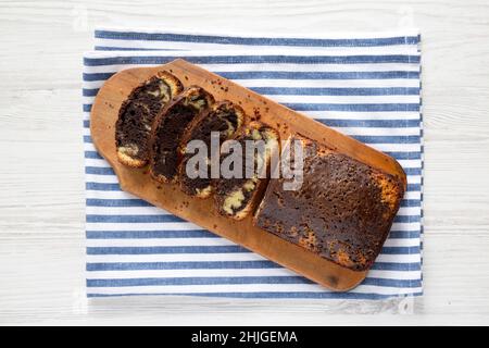 Hausgemachte Schokolade und Vanille-Marmorkuchen auf einem rustikalen Holzbrett, Draufsicht. Flach liegend, über Kopf, von oben. Stockfoto