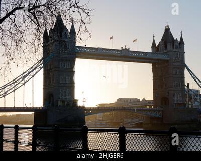 London, Greater London, England, Januar 5th 2022: Tower Bridge an einem Wintermorgen bei Sonnenaufgang. Stockfoto