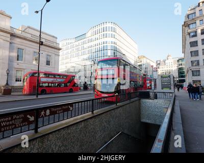 London, Greater London, England, Januar 5th 2022: U-Bahn auf der London Bridge, während rote Busse vorbeifahren. Stockfoto