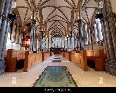 London, Greater London, England, Januar 5th 2022: Innenansicht der Temple Church mit Blick auf das Kirchenschiff zum Altar mit den Bänken auf beiden Seiten, Tempelbereich Stockfoto