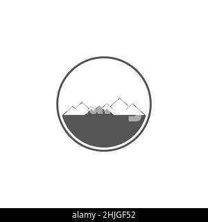 Bergkreis-Emblem. Wanderabzeichen und Outdoor Hill Travel Label. Schnee Berge Tourismus. Flache Vektorgrafik isoliert auf weißem Hintergrund. Stock Vektor