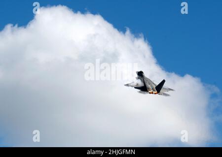 Ein Hawaii Air National Guard F-22 Raptor hebt während einer Trainingsübung am 21. Januar 2022 auf dem Honolulu International Airport, Hawaii, ab. Die Übung soll den Teilnehmern einen facettenreichen, gemeinsamen Veranstaltungsort mit unterstützender Infrastruktur und Personal bieten. (USA Foto der Air National Guard von Meister Sgt. Mysti Bicoy) Stockfoto