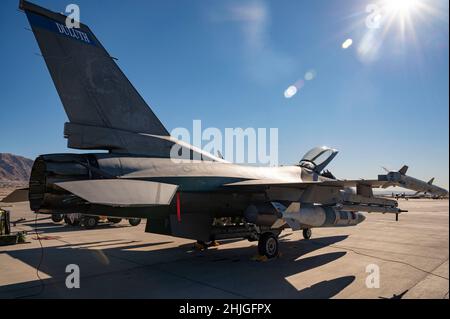 Eine F-16 Fighting Falcon, die dem 148th Fighter Wing, der Duluth Air National Guard Base, Minnesota, zugewiesen wurde, sitzt auf der Fluglinie auf der Nellis Air Force Base, Nevada, 27. Januar 2022. Diese Iteration der Roten Flagge konzentriert sich auf das Vertrauen unter Beschuss, die integrierte Führung und die Kriegerkultur. (USA Luftwaffe Foto von Airman 1st Klasse Zachary Rufus) Stockfoto