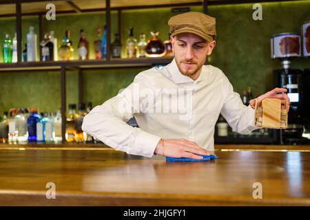 Barkeeper putzt in einem schönen Pub Stockfoto