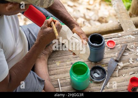 Skulptur einer Maske (indigene Kunst) in der indigenen Gemeinde Yagua, Amacayacu Naturpark, Amazonas, Kolumbien. Stockfoto