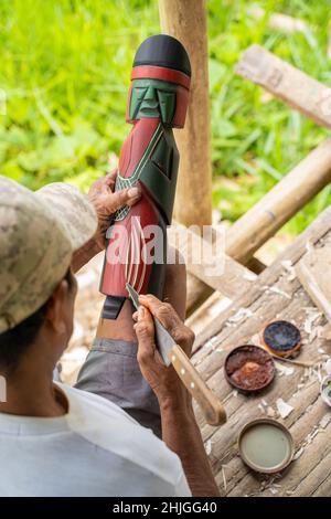 Skulptur einer Maske (indigene Kunst) in der indigenen Gemeinde Yagua, Amacayacu Naturpark, Amazonas, Kolumbien. Stockfoto