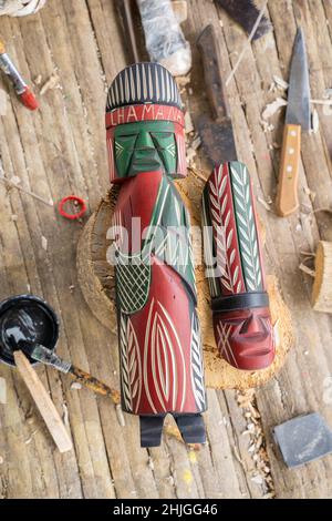 Skulptur einer Maske (indigene Kunst) in der indigenen Gemeinde Yagua, Amacayacu Naturpark, Amazonas, Kolumbien. Stockfoto