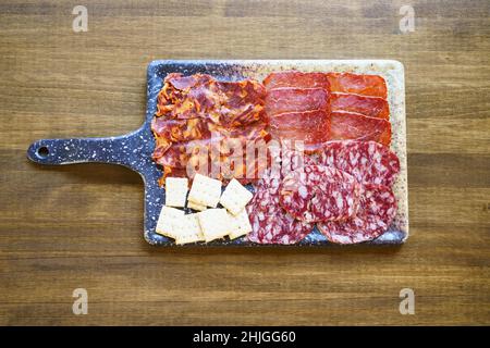 Iberische Platte mit geräuchertem Fleisch. Ein typisches Gericht der spanischen Küche. Stockfoto