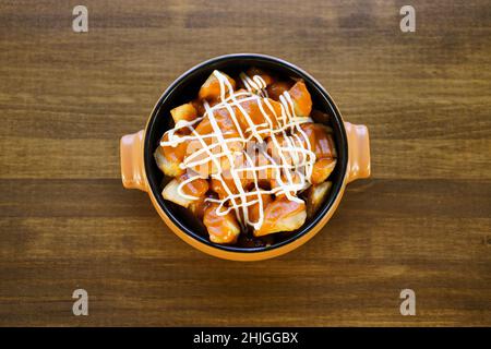 Teller mit Patatas Bravas, ein typisch spanisches Gericht, auf dem Restauranttisch Stockfoto