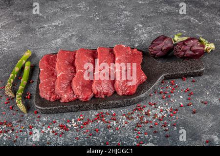 Rohen Steak. Barbecue Rib Eye Steak, trockenen Jahren Wagyu Entrecote. Vielzahl an Raw Black Angus Prime Fleisch steaks Machete, Roastbeef, Rib Eye, Filet füllen Stockfoto