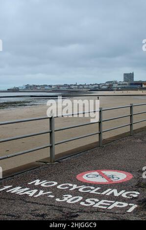 Spaziergang am Strand von margate in kent, england an einem Wintertag. Sehr ruhig, da nicht viele Leute da sind. Stockfoto