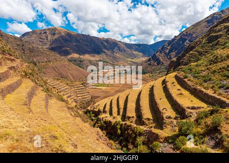 Landwirtschaftliche Terrassen in der Inka-Ruine Pisac mit Blick auf die Anden und das Heilige Tal, Provinz Cusco, Peru. Stockfoto