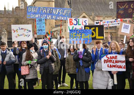 Die Demonstranten sahen während der Demonstration Plakate halten, auf denen ihre Meinung zum Ausdruck kam. Britische Gebärdensprache und gehörlose Gemeinschaft versammelten sich gegenüber dem britischen Parlament zur Unterstützung des BSL-Gesetzes (British Sign Language), das die Gebärdensprache als Amtssprache des Vereinigten Königreichs anerkennt. Stockfoto