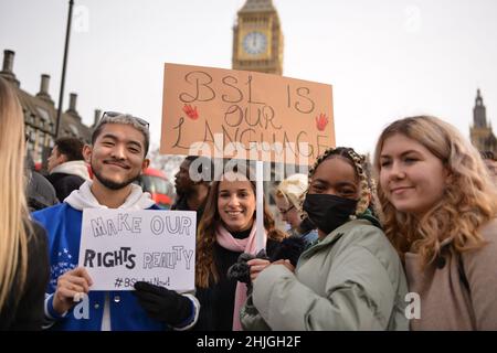 Die Demonstranten sahen während der Demonstration Plakate halten, auf denen ihre Meinung zum Ausdruck kam. Britische Gebärdensprache und gehörlose Gemeinschaft versammelten sich gegenüber dem britischen Parlament zur Unterstützung des BSL-Gesetzes (British Sign Language), das die Gebärdensprache als Amtssprache des Vereinigten Königreichs anerkennt. Stockfoto