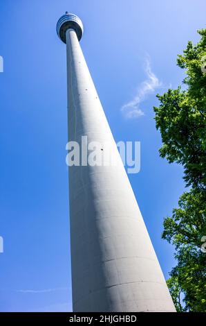 Oberer Teil und Aussichtsplattform des Stuttgarter Fernsehturms, Baden-Württemberg, Deutschland. Stockfoto