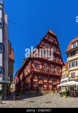 Esslingen am Neckar, Baden-Württemberg, Deutschland: Straßen- und Cafészene vor der Fachwerkrückseite des Alten Rathauses aus dem 15th. Jahrhundert. Stockfoto