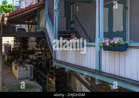 Wasserrad an der Kesselwasen Lane im romantischen Stadtteil Klein Venedig, Esslingen am Neckar, Baden-Württemberg, Deutschland. Stockfoto