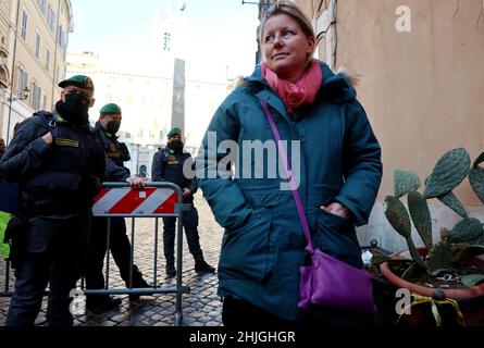 Am 29. Januar 2022 steht vor dem Palazzo Montecitorio, Rom, Italien, kein Vax-Parlamentsmitglied Sara Cunial, Sie wurde daran gehindert, für die Wahl des neuen Präsidenten der Italienischen Republik zu stimmen. Nach den neuesten Regierungsregeln ist es für den Eintritt in die Abgeordnetenkammer und die darin aufgestellte Wahlkabine obligatorisch, das „Green Pass“-Impfzertifikat zu erhalten. Cunial bat um die Ausübung ihres Stimmrechts ohne die Green Pass-Urkunde, wurde aber vom Präsidenten der Abgeordnetenkammer Roberto Fico abgewiesen. Cunial reichte über ihren Anwalt Klage gegen Fico ein. (Foto von Elisa G Stockfoto