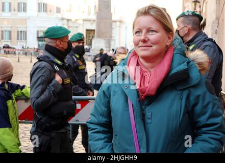 Am 29. Januar 2022 steht vor dem Palazzo Montecitorio, Rom, Italien, kein Vax-Parlamentsmitglied Sara Cunial, Sie wurde daran gehindert, für die Wahl des neuen Präsidenten der Italienischen Republik zu stimmen. Nach den neuesten Regierungsregeln ist es für den Eintritt in die Abgeordnetenkammer und die darin aufgestellte Wahlkabine obligatorisch, das „Green Pass“-Impfzertifikat zu erhalten. Cunial bat um die Ausübung ihres Stimmrechts ohne die Green Pass-Urkunde, wurde aber vom Präsidenten der Abgeordnetenkammer Roberto Fico abgewiesen. Cunial reichte über ihren Anwalt Klage gegen Fico ein. (Foto von Elisa G Stockfoto