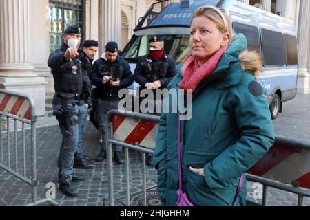 Kein Vax-Abgeordneter Sara Cunial steht am 29. Januar 2022 vor dem Palazzo Chigi, Rom, Italien, Sie wurde daran gehindert, für die Wahl des neuen Präsidenten der Italienischen Republik zu stimmen. Nach den neuesten Regierungsregeln ist es für den Eintritt in die Abgeordnetenkammer und die darin aufgestellte Wahlkabine obligatorisch, das „Green Pass“-Impfzertifikat zu erhalten. Cunial bat um die Ausübung ihres Stimmrechts ohne die Green Pass-Urkunde, wurde aber vom Präsidenten der Abgeordnetenkammer Roberto Fico abgewiesen. Cunial reichte über ihren Anwalt Klage gegen Fico ein. (Foto von Elisa Gestri/S Stockfoto